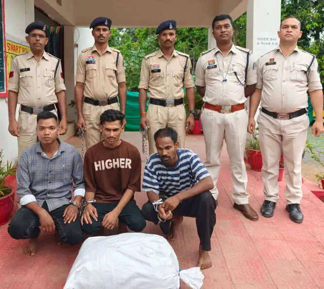 6.837 किलाे गांजा के साथ तीन आराेपित गिरफ्तार