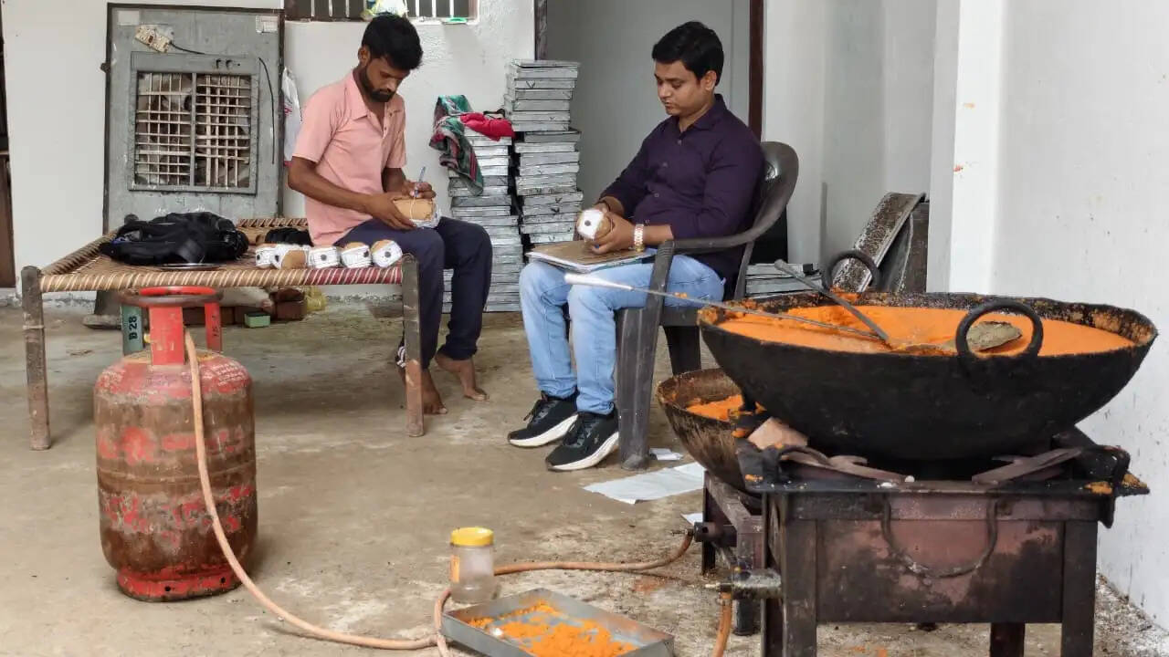 औरैया : एफएसडीए की टीम ने मिलावटी खाद्य सामग्री के खिलाफ चलाया अभियान, फफूंदी लगे 20 किलो मोतीचूर के लड्डू कराए नष्ट