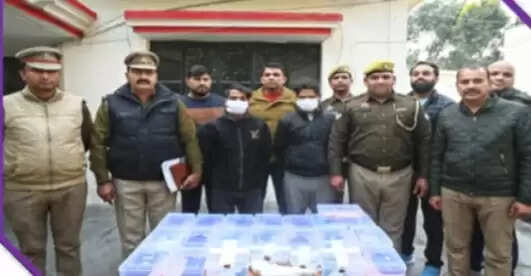 लूट के 20 मोबाइल फोन के साथ तीन दबाेचे