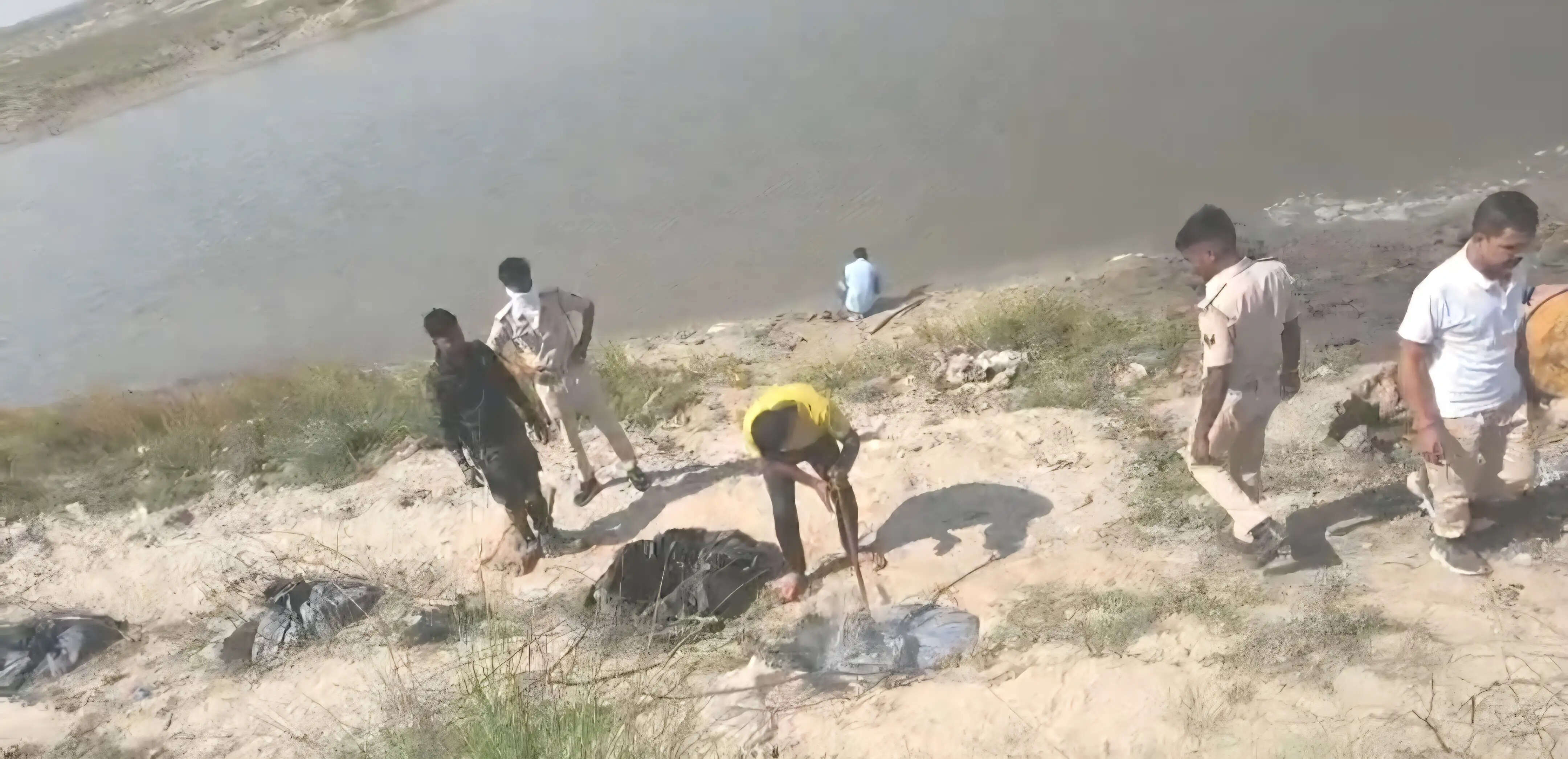 सारण के रिविलगंज में ड्रोन और डॉग स्क्वायड के साथ शराब माफियाओं पर छापेमारी