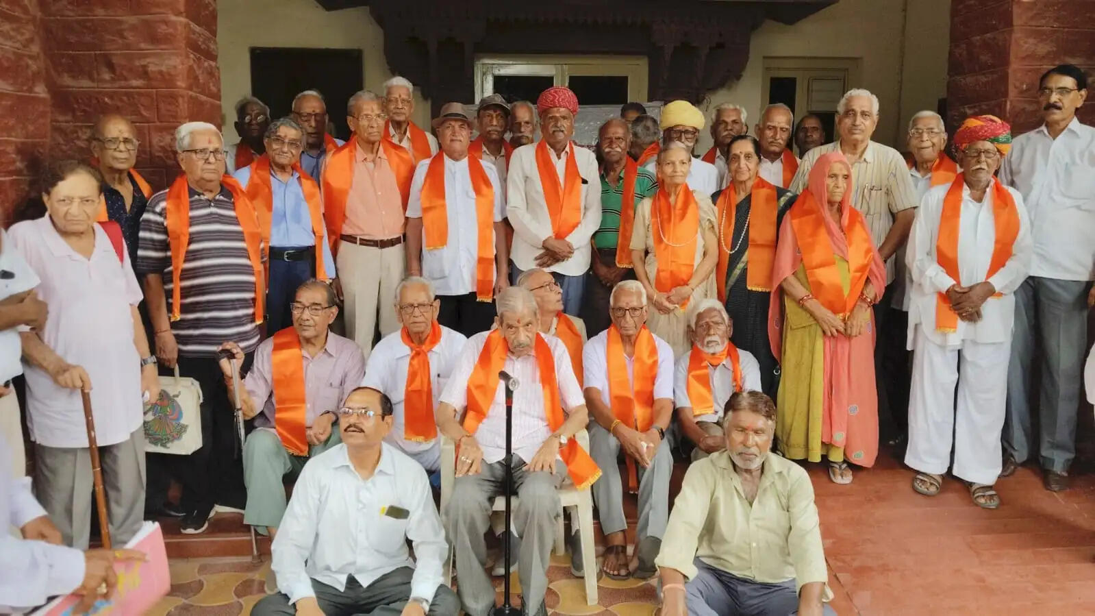 जेएनवीयू में 80 वर्ष से अधिक आयु के शिक्षकों का किया सम्मान
