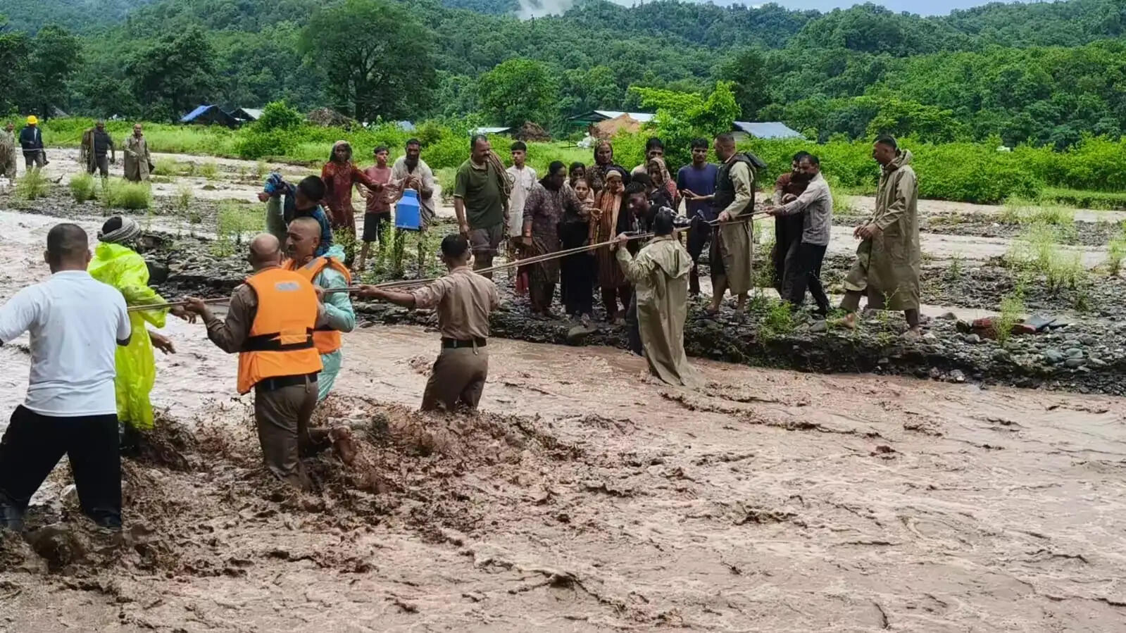 नाहन के&nbsp;&nbsp;जलमूषा खड्ड में फंसे 4 परिवारों के 25 लोगों को सुरक्षित बाहर निकाला