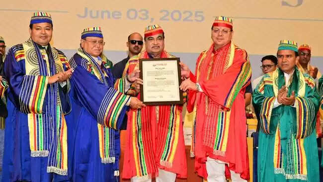 केंद्रीय परिवहन मंत्री गडकरी को ग्राफिक एरा ने ‘डॉक्टरेट ऑफ साइंस’ की मानद उपाधि से किया सम्मानित