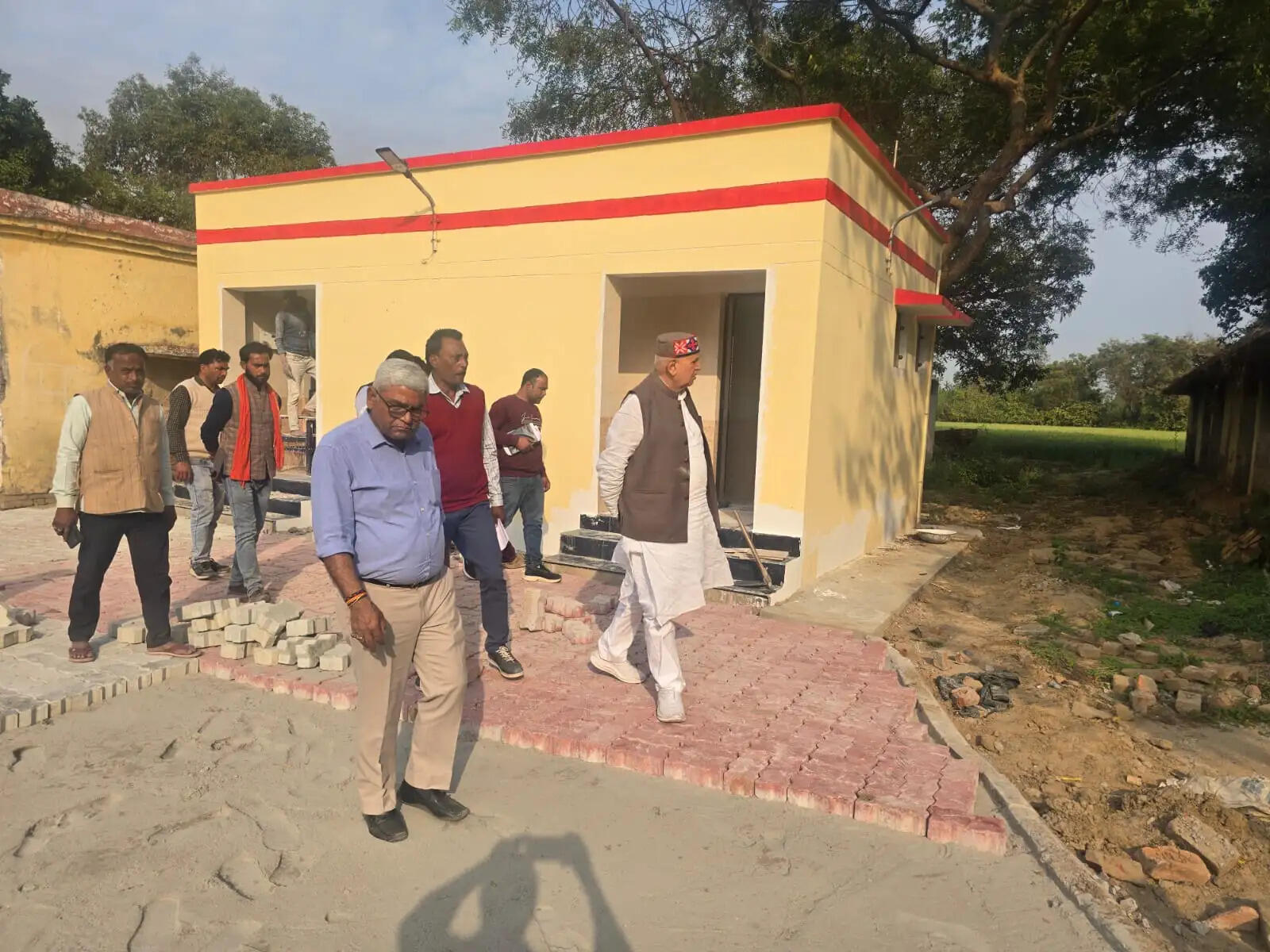 कृषि मंत्री शाही ने किया राजकीय कृषि केंद्र का औचक निरीक्षण, देखी फसल