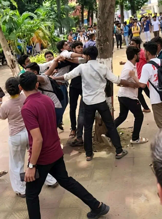 मेदिनीपुर महाविद्यालय में छात्र संगठनों के बीच झड़प, कई घायल