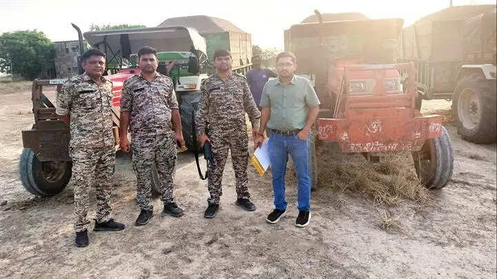 ग्वालियरः खनिज का अवैध परिहवन करते हुए चार वाहन जब्त