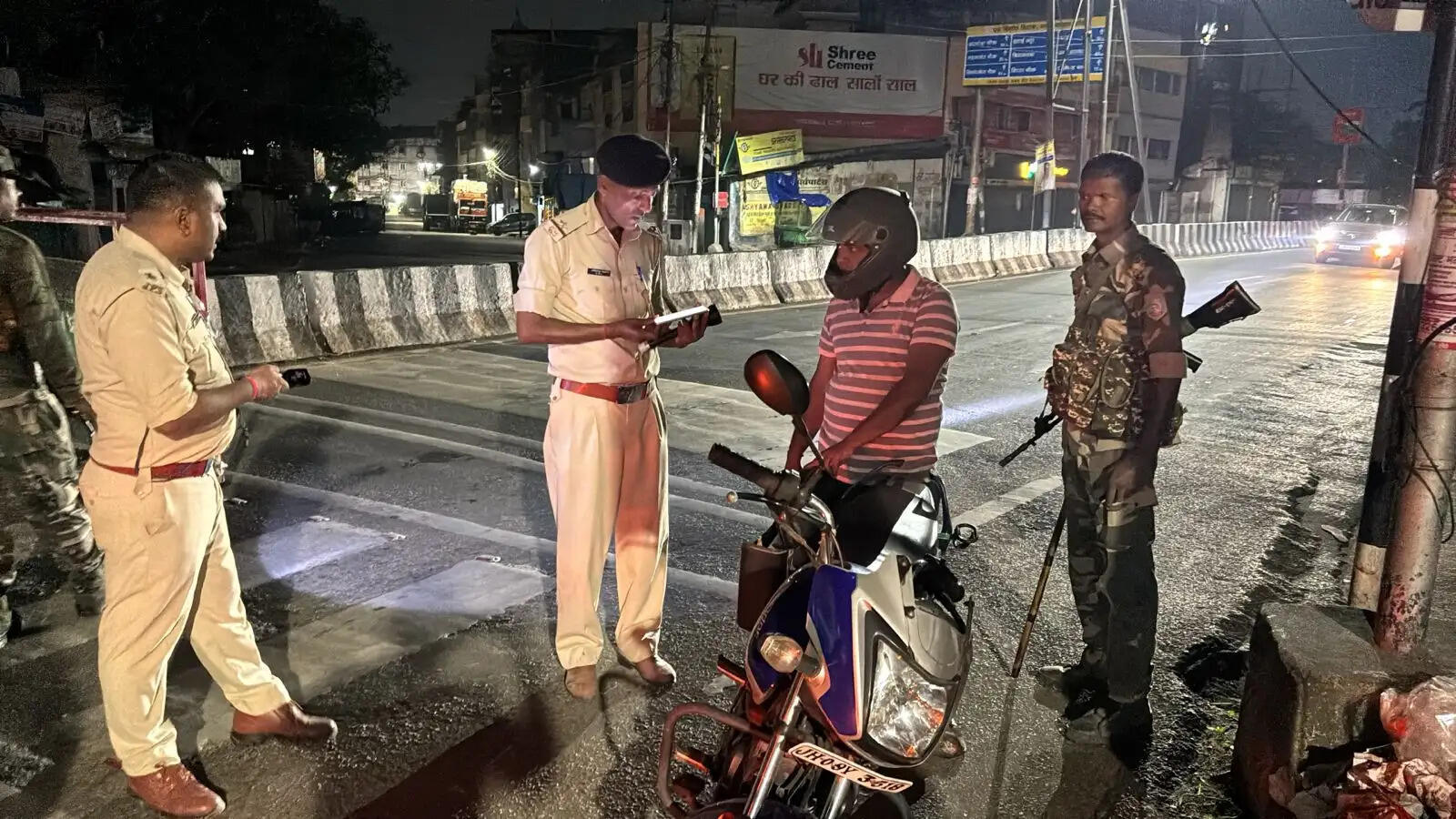 रांची पुलिस का व्यापक चेकिंग अभियान, 15 से अधिक स्थानों पर वाहनों और संदिग्धों की हुई जांच