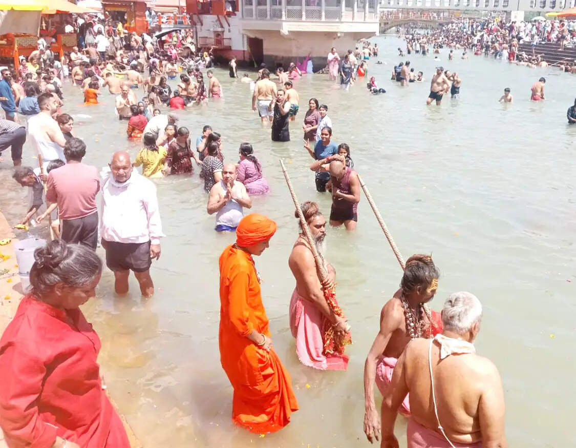 गंगा स्नान कर चारधाम परिक्रमा पर निकली 1221 वीं छड़ी यात्रा