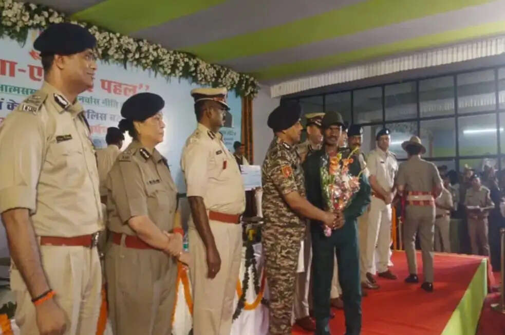 ऑपरेशन 'नवजीवन-II' में झारखंड पुलिस को बड़ी सफलता, 16 सक्रिय माओवादियों ने किया आत्मसमर्पण