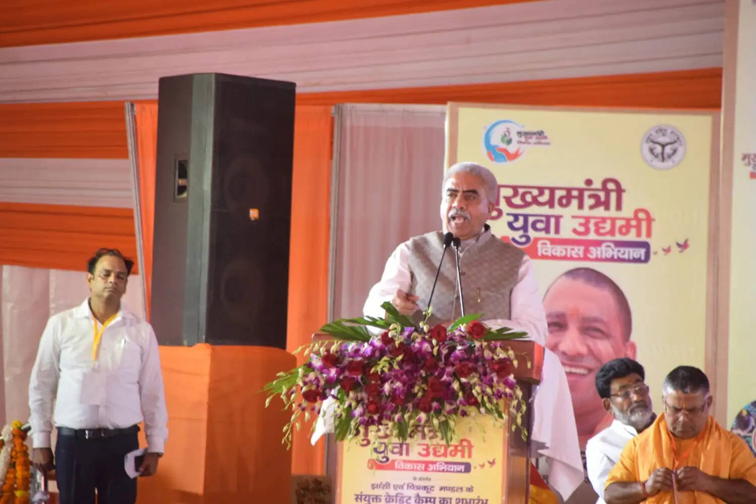 बिजली की रोशनी में पत्नी की शक्ल देखकर दो की जगह अब आठ रोटी खाता है मजदूर : जलशक्ति मंत्री