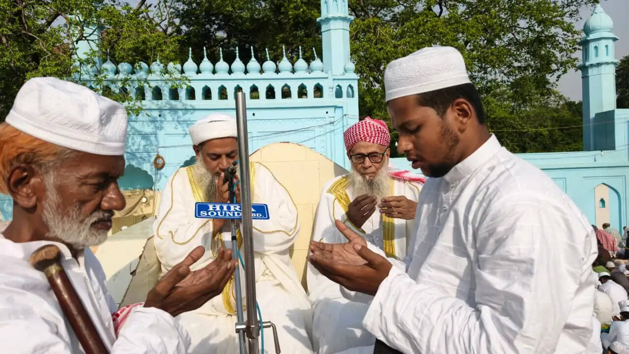मुरादाबाद : बकरीद पर ईदगाह में हजारों लोगों ने एक साथ अदा की नमाज