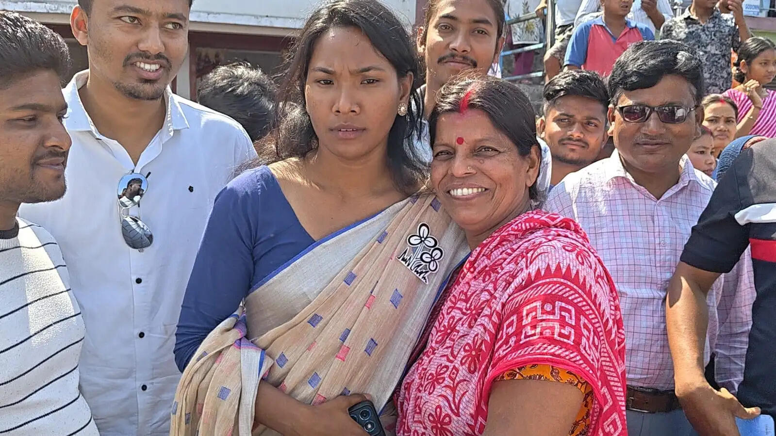 चुनाव 26 : तृणमूल प्रत्याशी ने प्रचार के दौरान भाजपा कार्यकर्ता को गले लगाया