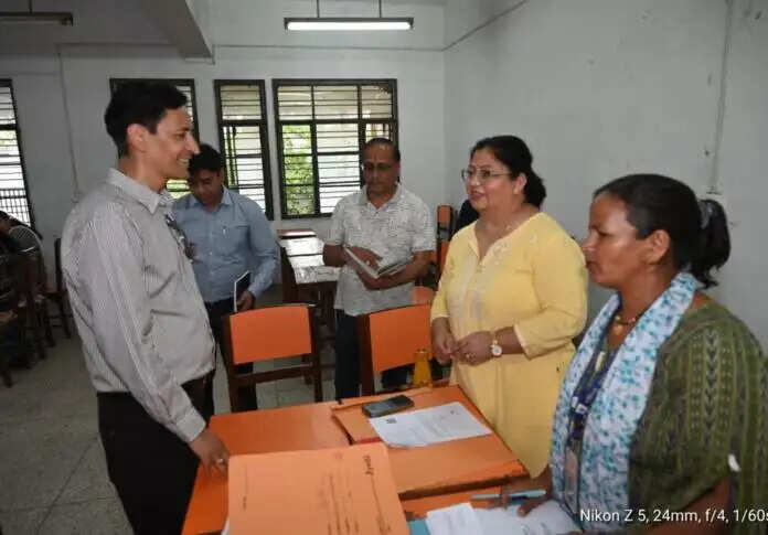 कुमाऊं कमिश्नर दीपक ने किया एसआईआर संबधित कार्यों का विभिन्न बूथों का निरीक्षण