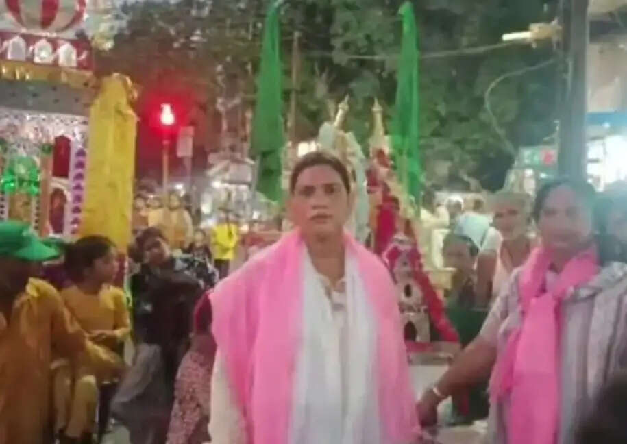 फतेहगढ़ में किन्नर के नेतृत्व में निकला ऐतिहासिक ताजिया जुलूस
