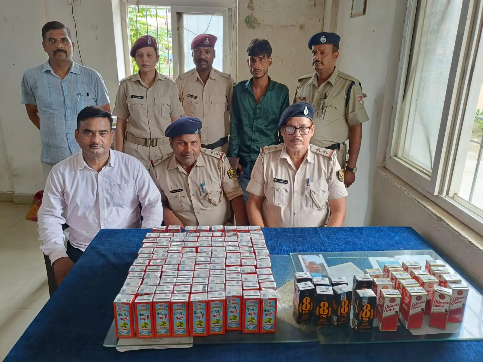 मैरवा स्टेशन पर 25 लीटर से अधिक शराब के साथ तस्कर गिरफ्तार
