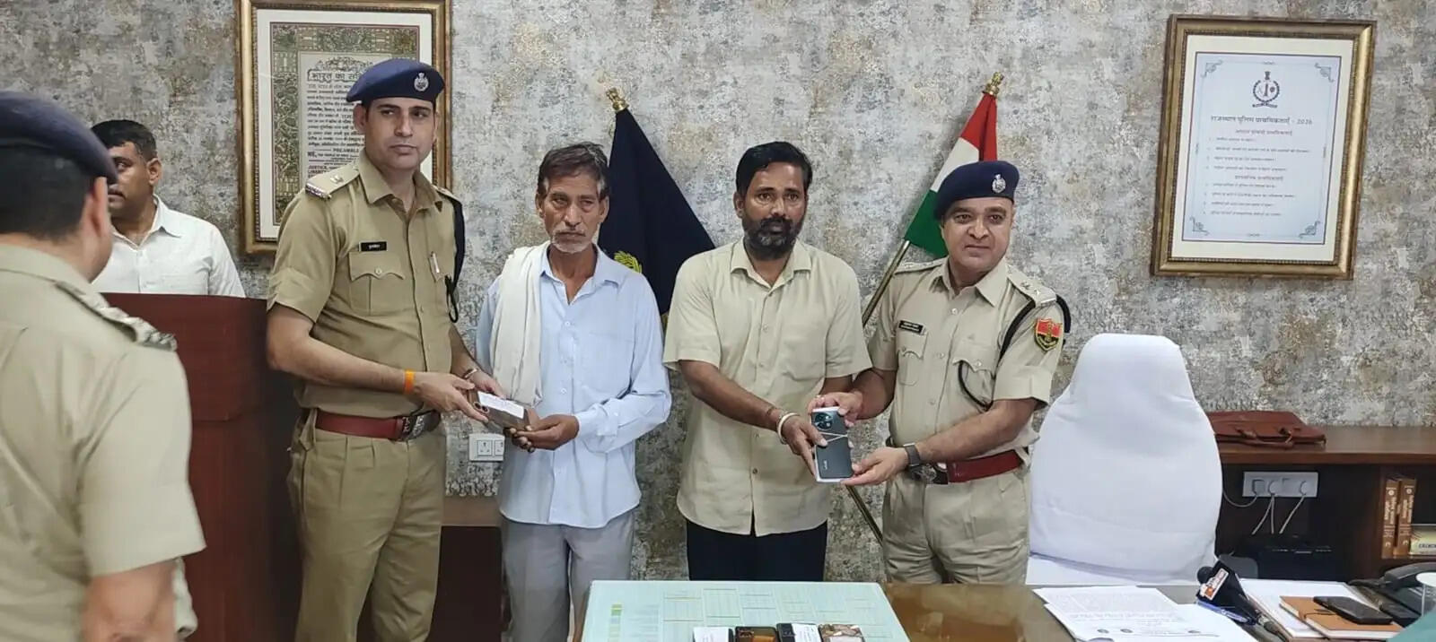 जयपुर ग्रामीण पुलिस ने गुम हुए 94 मोबाइल बरामद कर लौटाए