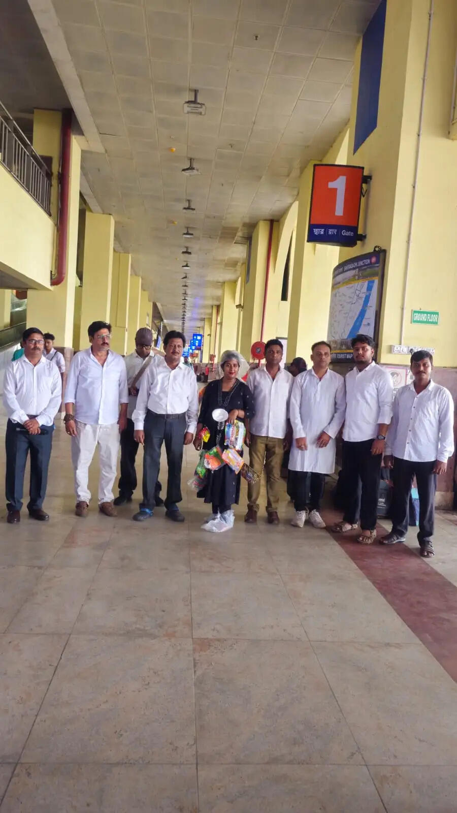 खड़गपुर रेल मंडल ने यात्रियों और वेंडरों को प्लास्टिक मुक्त अभियान से जोड़ा