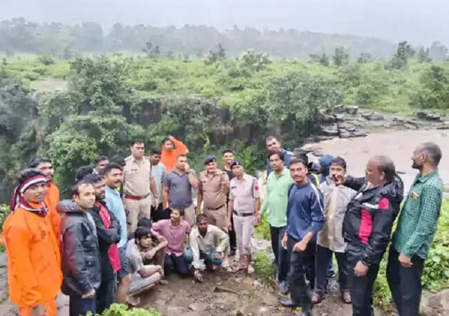 मप्र के छिंदवाड़ा में 150 फीट से गिरते झरने में फंसे महाराष्ट्र के चार युवक, एसडीईआरएफ ने किया रेस्क्यू