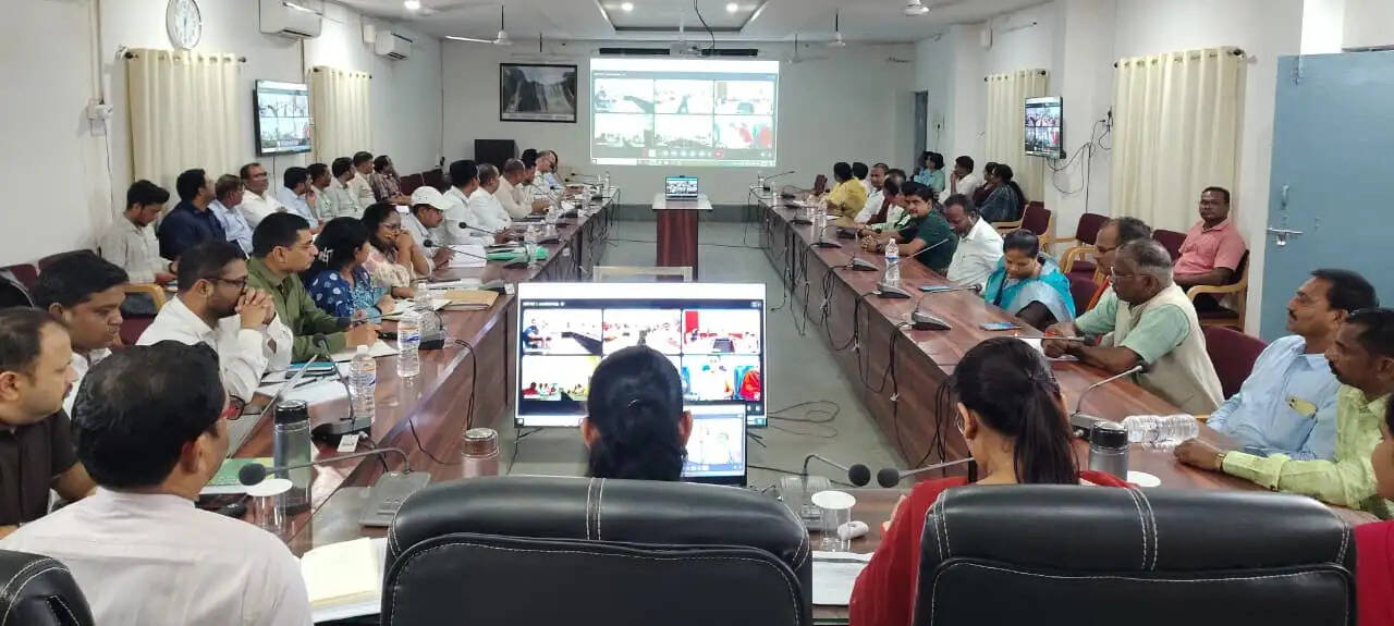 सेवा संकल्प अभियान को लेकर प्रभारी मंत्री रामविचार नेताम ने ली वर्चुअल बैठक
