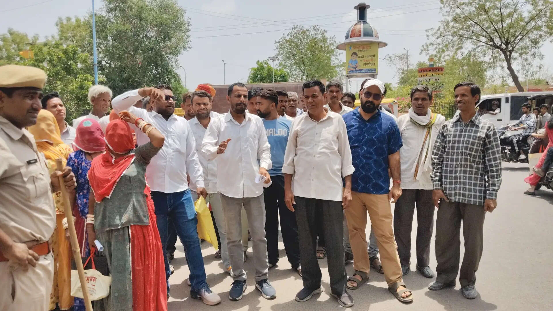 मंदिर परिसरों की चारदीवारी तोडऩे पर जताया आक्रोश