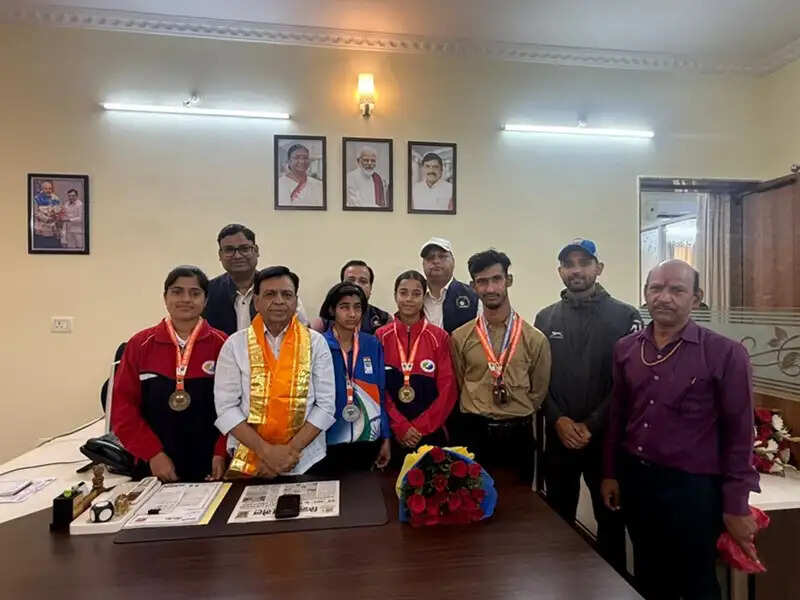 उप मुख्यमंत्री देवड़ा से पैरा नेशनल गेम्स के विजेता खिलाड़ियों ने की भेंट