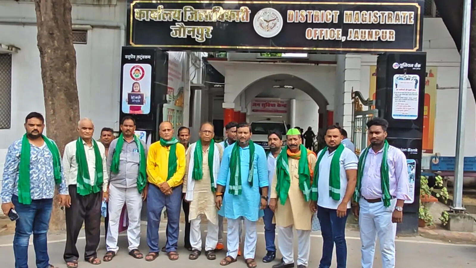 भूमि अधिग्रहण से प्रभावित किसानों ने जिलाधिकारी को सौंपा पत्र, पीएमओ घेराव की दी चेतावनी