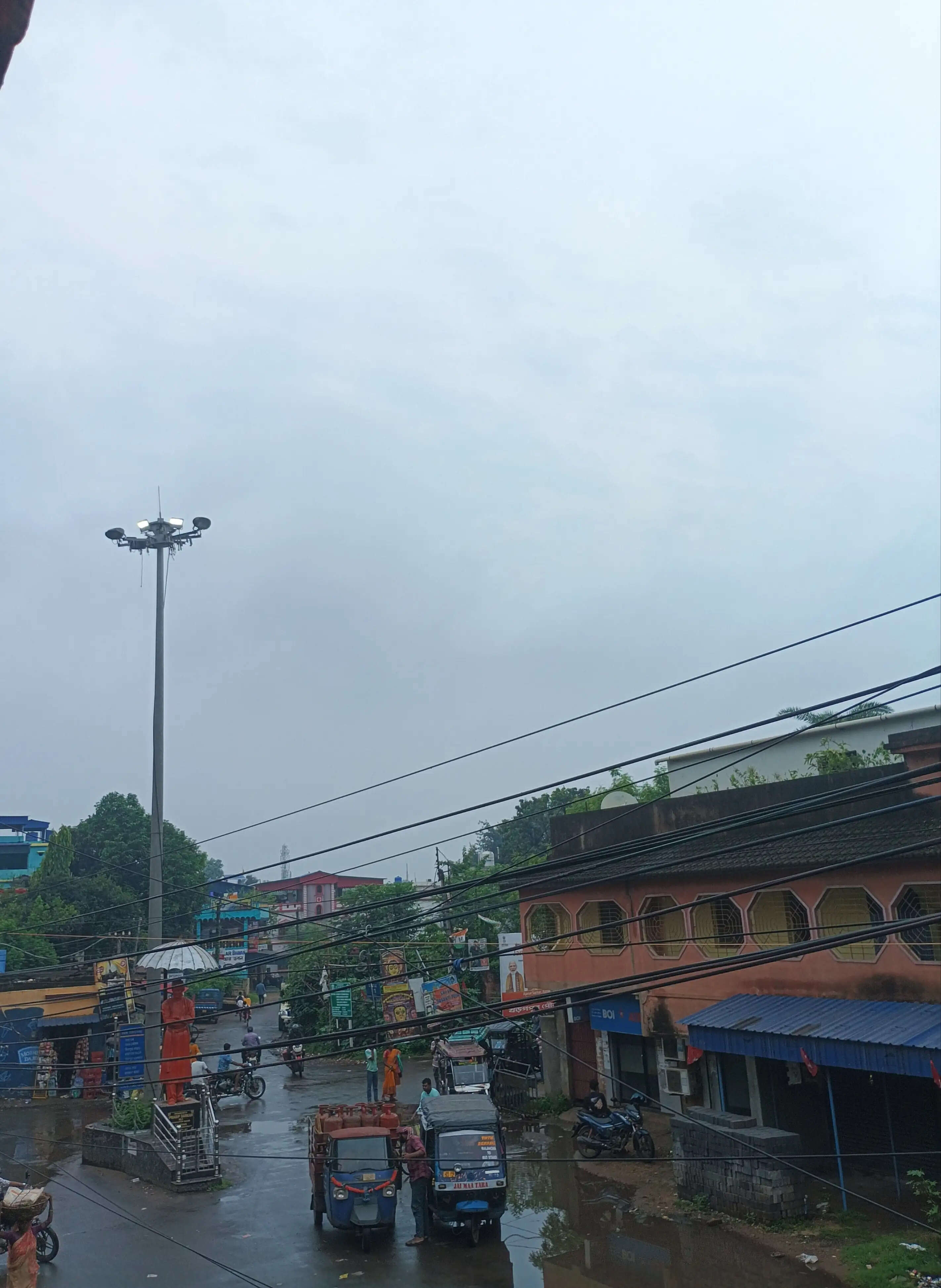 बंगाल में बदला मौसम, कई जिलों में भारी बारिश की चेतावनी