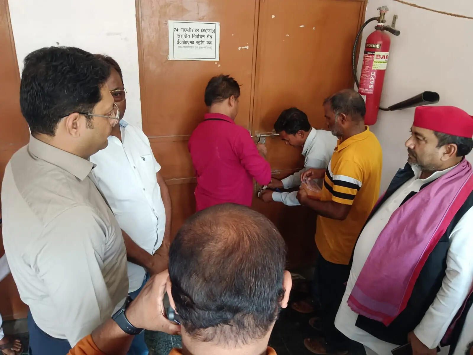 जिलाधिकारी ने कलेक्ट्रेट स्थित वीवीपैट वेयर हाउस का किया निरीक्षण