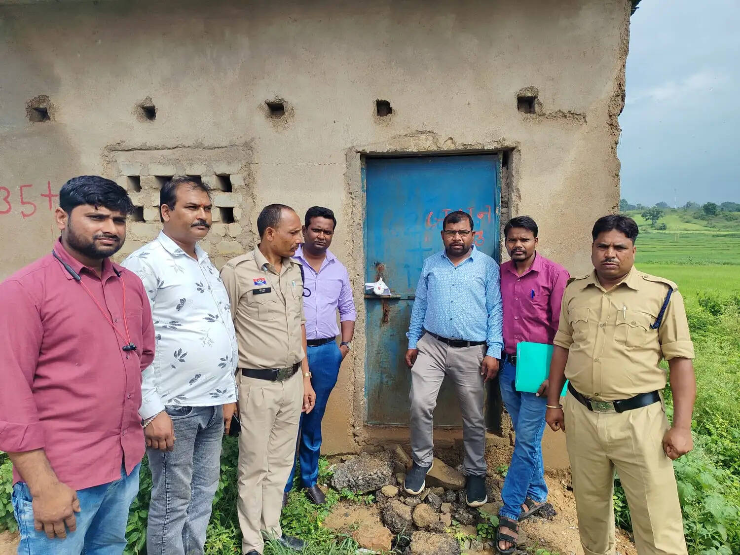 राजपुर में अवैध क्लीनिकों पर प्रशासन की कार्रवाई, चार ठिकाने सील; दवाइयां जब्त