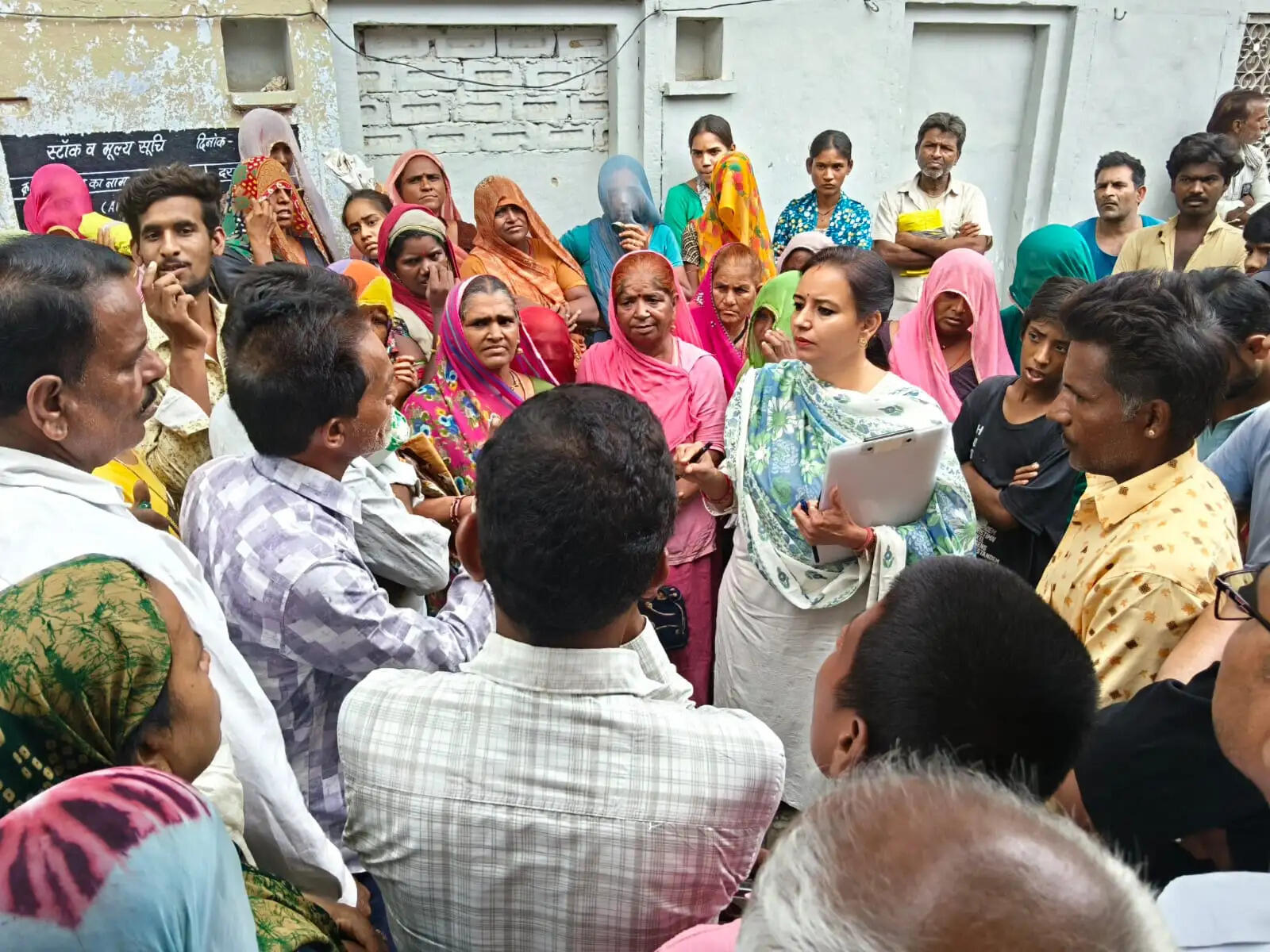 मानपुरा में राशन के गेहूं के लिए एक माह से ग्रामीण लगा रहे चक्कर