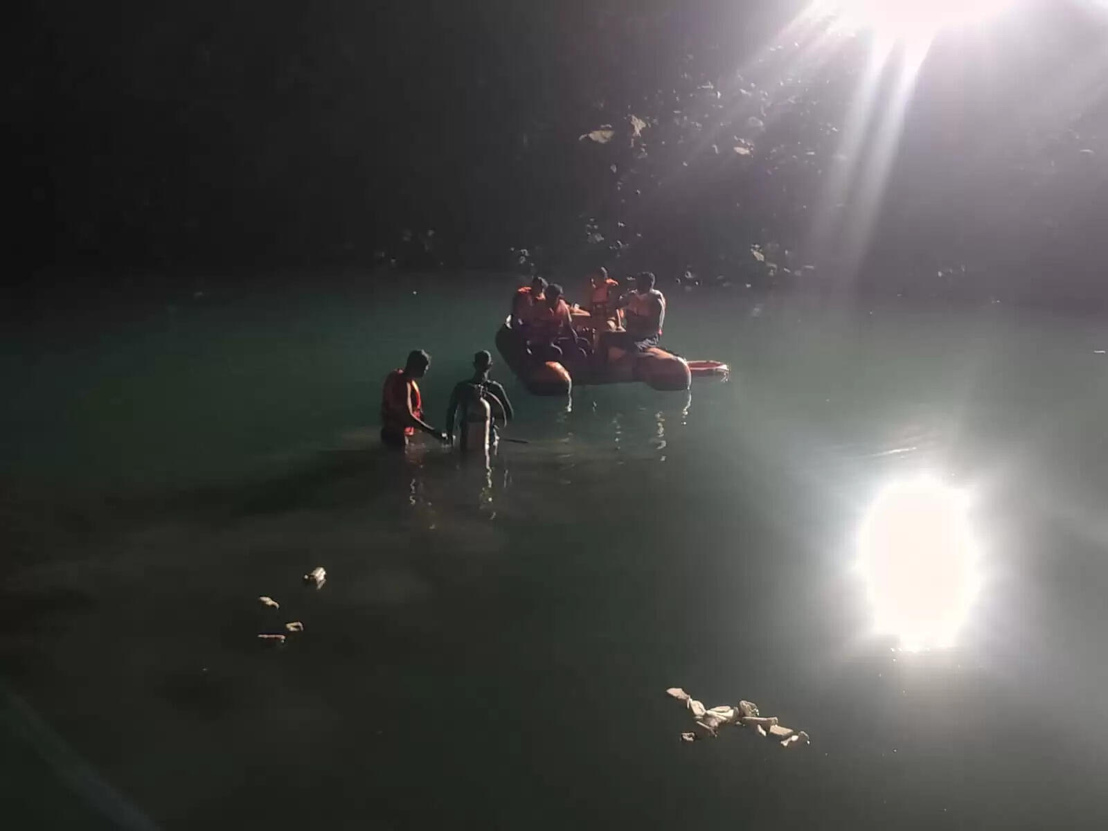 उज्जैन में गिट्टी की खदान में नहाने गए दो किशोर डूबे, एसडीईआरएफ कर रही तलाश