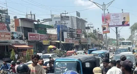 बस ने छह लोगों को मारी टक्कर, घायल
