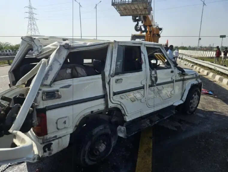 पूर्वांचल एक्सप्रेसवे पर बोलेरो का टायर फटने से हुआ भीषण हादसा, तीन की मौत