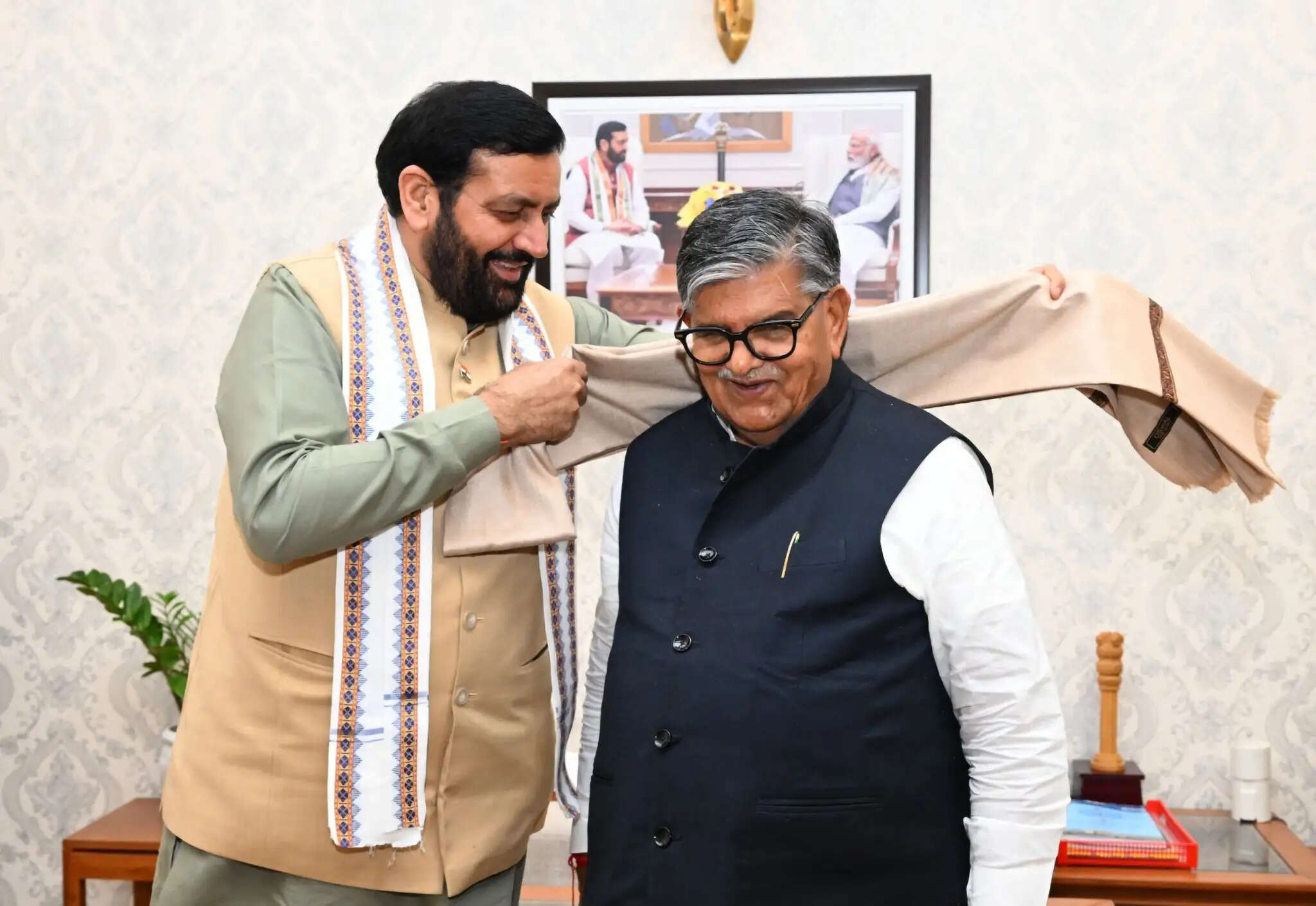 हरियाणा के मुख्यमंत्री से मिले पंजाब के राज्यपाल, सियासी चर्चा तेज