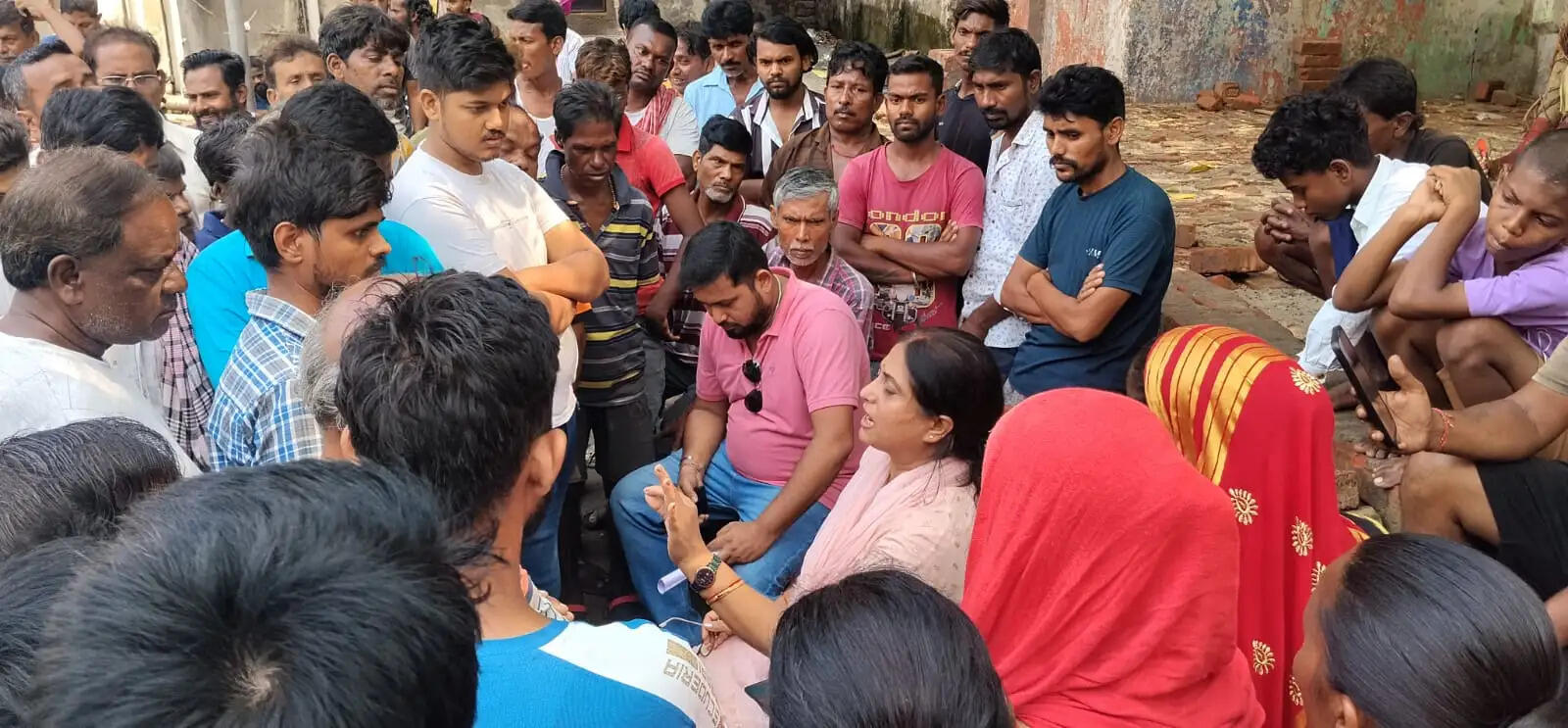 “पहले सम्मान और सुविधाएं, फिर सफाई की उम्मीद” — हड़ताली सफाईकर्मियों के बीच पहुंचीं पार्षद शशि सिंह झा