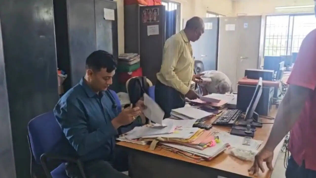 अम्बिकापुर : करोड़ों के फर्नीचर घोटाले की जांच तेज, राजीव गांधी शिक्षा मिशन कार्यालय में एसीबी की दबिश