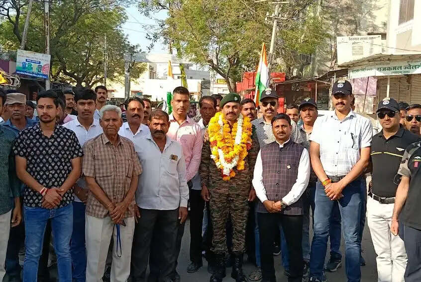 मंदसौरः अखिल भारतीय पूर्व सैनिक सेवा परिषद द्वारा सेवानिवृत्त सैनिकों का किया गया सम्मान