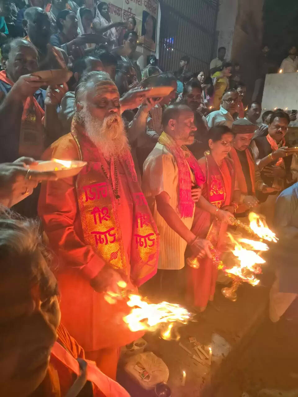 राष्ट्रीय पुजारी परिषद ने रामगंगा नदी घाट पर की रामगंगा मैय्या की महाआरती, हुआ सामूहिक हनुमान चालीसा का पाठ