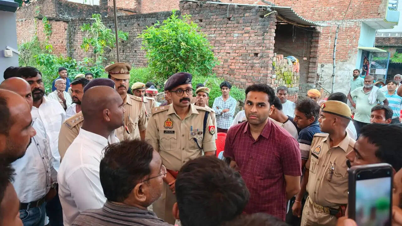 देवरिया : एम्बुलेंस दुर्घटना में शहीद जवान के परिजनाें की मृत्यु से शाेक की लहर, डीएम व एसपी ने परिजनों से मिलकर जताया शोक, बंधाया ढांढस