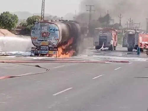केमिकल टैंकर में भीषण आग: टायर फटने से बना आग का गोला, लंबा जाम