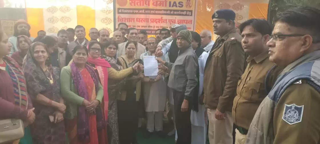 अनूपपुर: अजाक्स के प्रदेश अध्यक्ष संतोष वर्मा की अभद्र टिप्पणी के विरोध में पुतला दहन, एफआईआर की मांग