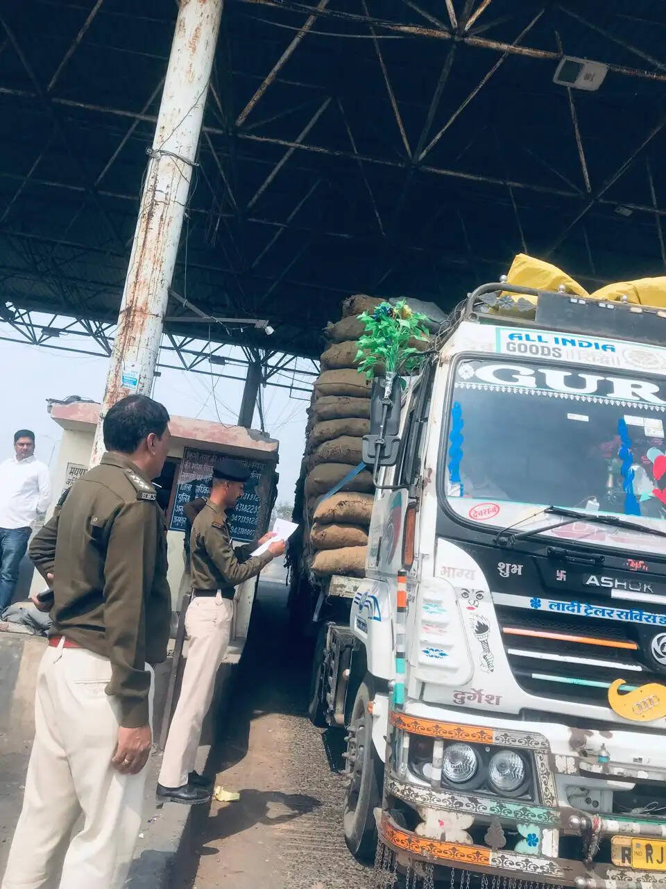 राजस्व लक्ष्य पूरा करने को लेकर 24 घंटे वाहन जांच के लिए तीन शिफ्ट में तैनात अधिकारी
