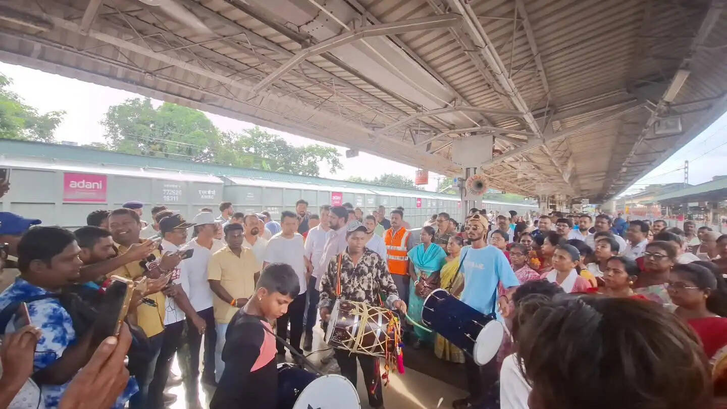 बैरकपुर में रुकी ‘मां तारा एक्सप्रेस’, विधायक कौस्तव बागची बोले—‘डबल इंजन का बेनिफिट’