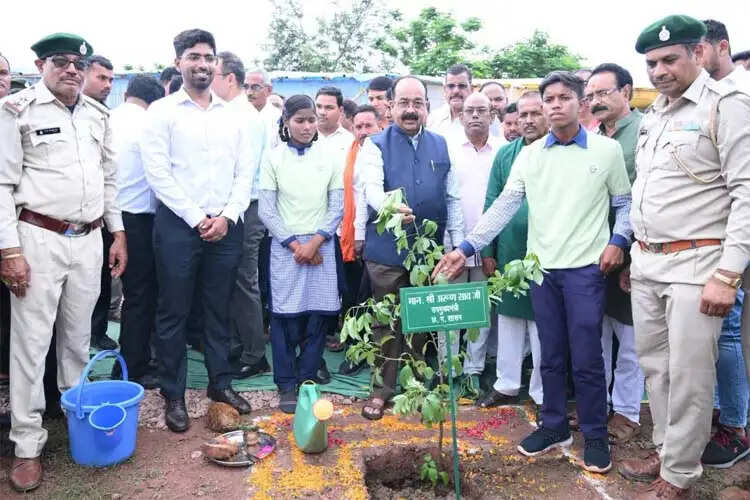 उप मुख्यमंत्री&nbsp;अरुण साव ने वन महोत्सव का किया शुभारंभ