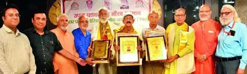 मुरादाबाद : हिंदी पत्रकारिता दिवस के उपलक्ष्य में तीन वरिष्ठ पत्रकार सम्मानित