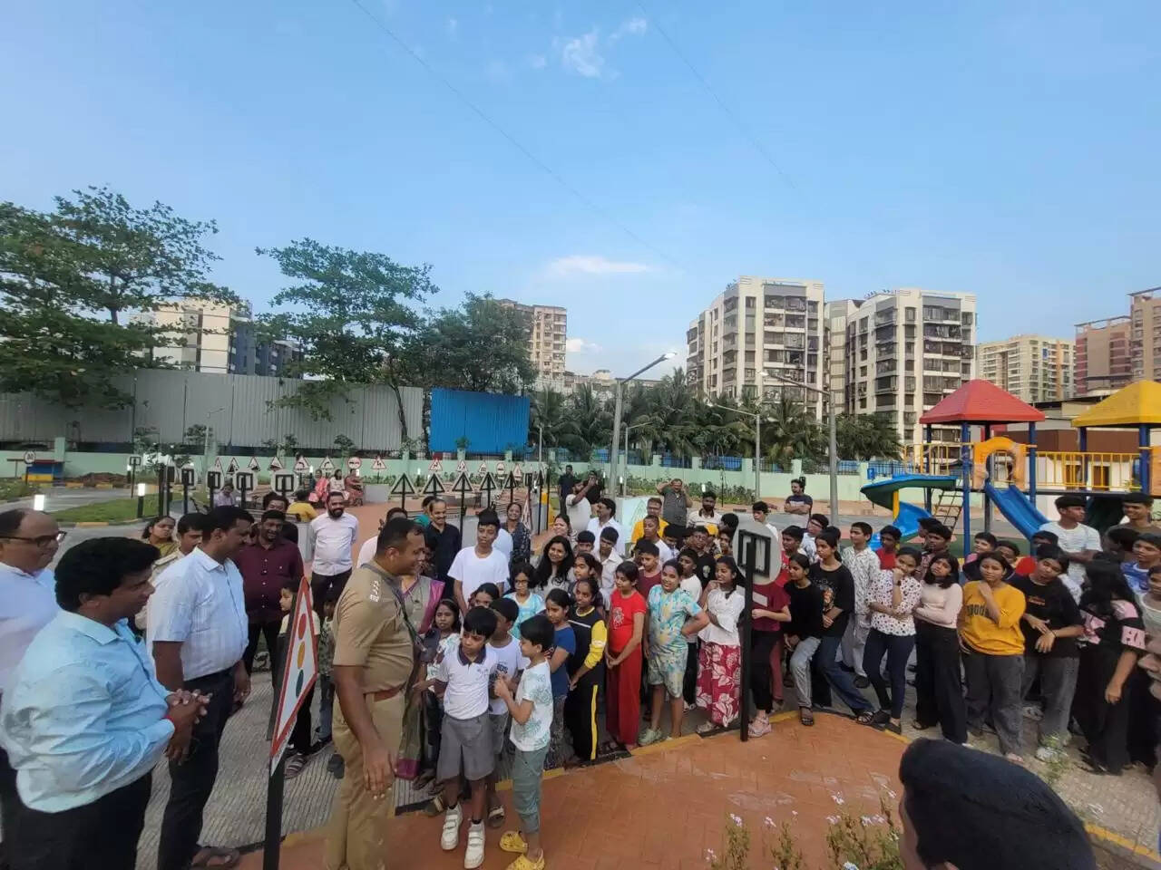 मीरा रोड में कम उम्र छात्रों हेतू सड़क सुरक्षा जागरूकता कार्यक्रम