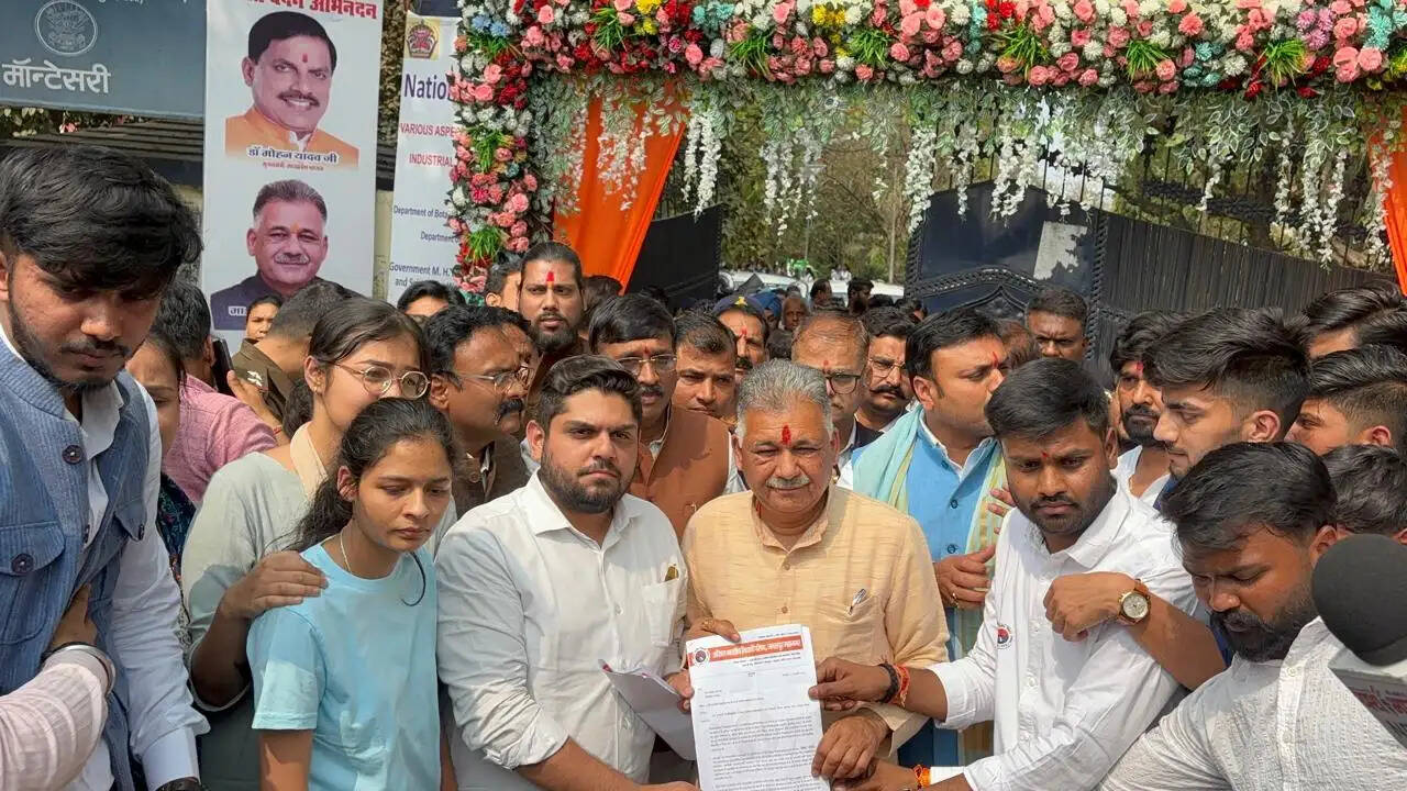 जबलपुरः रानी दुर्गावती विश्वविद्याल प्रशासन के खिलाफ एबीवीपी का प्रदर्शन, उच्च शिक्षा मंत्री का किया घेराव