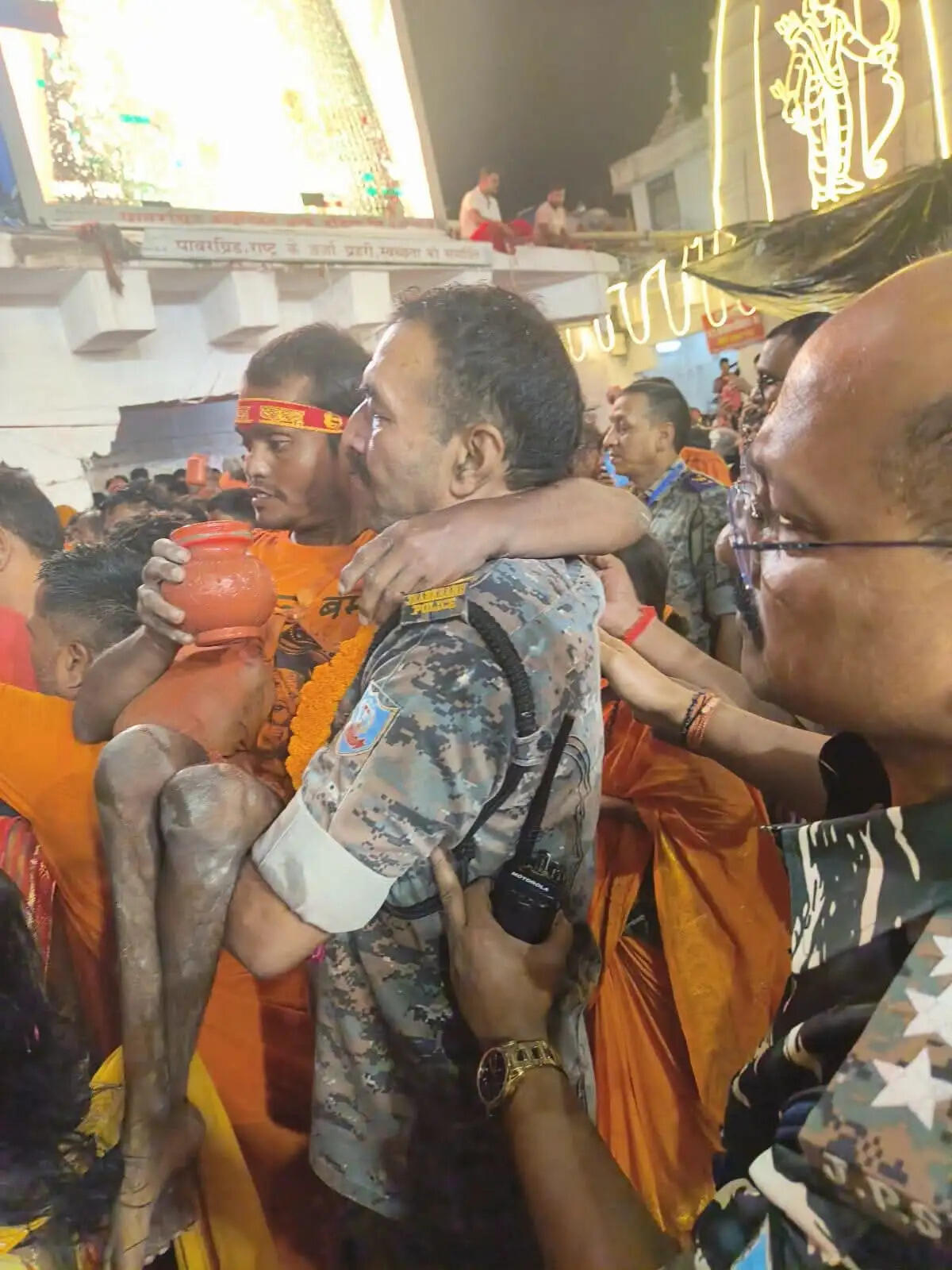 देवघर पुलिस का मानवीय चेहरा, दिव्यांग श्रद्धालु को कराया सुगम जलार्पण