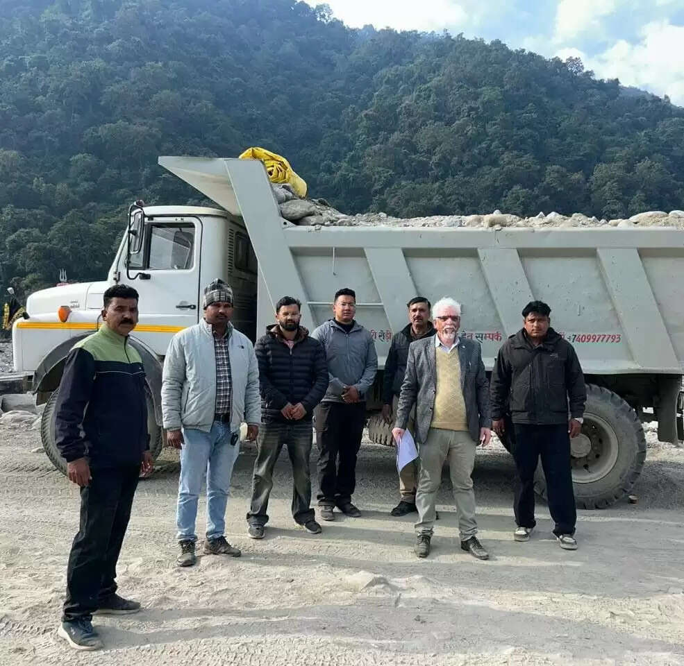 अवैध खनन में लिप्त पोकलैंड मशीन और चार डंपर जब्त