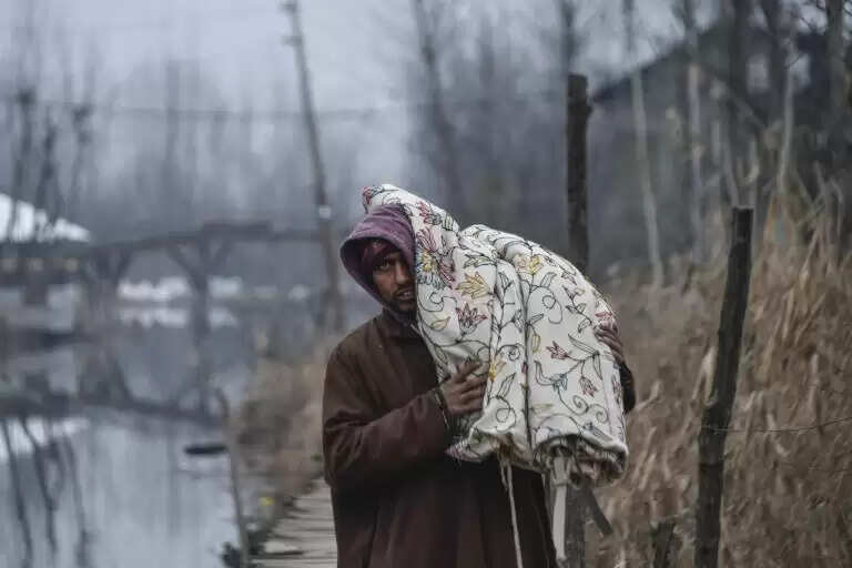 कश्मीर में अधिकांश स्थानों पर न्यूनतम तापमान में गिरावट